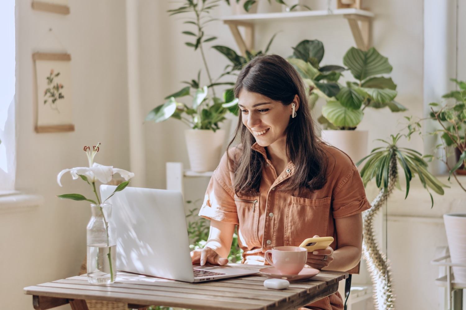 There are many pros and cons to online chat rooms. Read on to learn more.